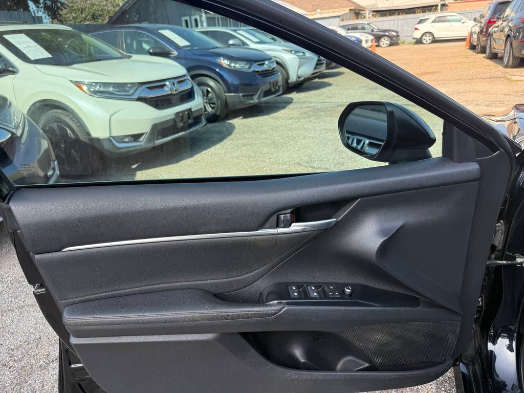 Toyota Camry Vehicle Full-screen Gallery Image 11