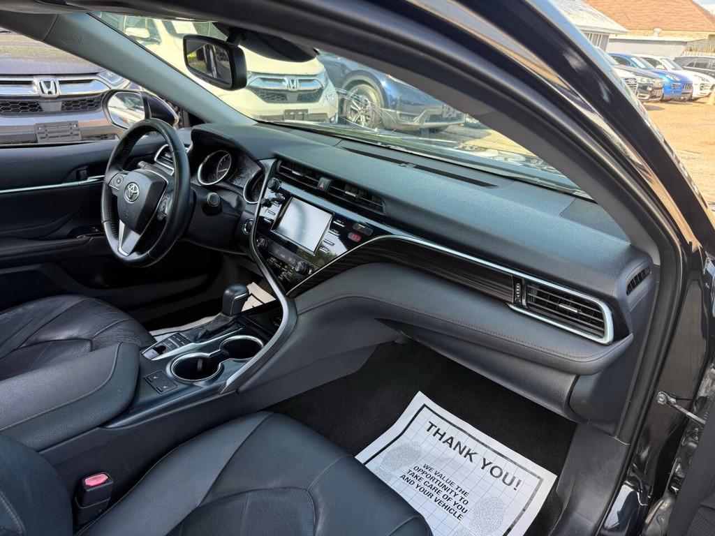 Toyota Camry Vehicle Full-screen Gallery Image 12