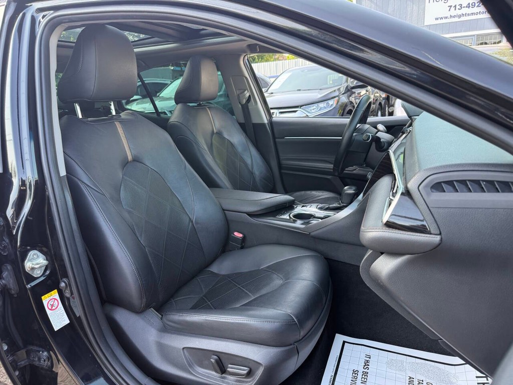 Toyota Camry Vehicle Full-screen Gallery Image 13