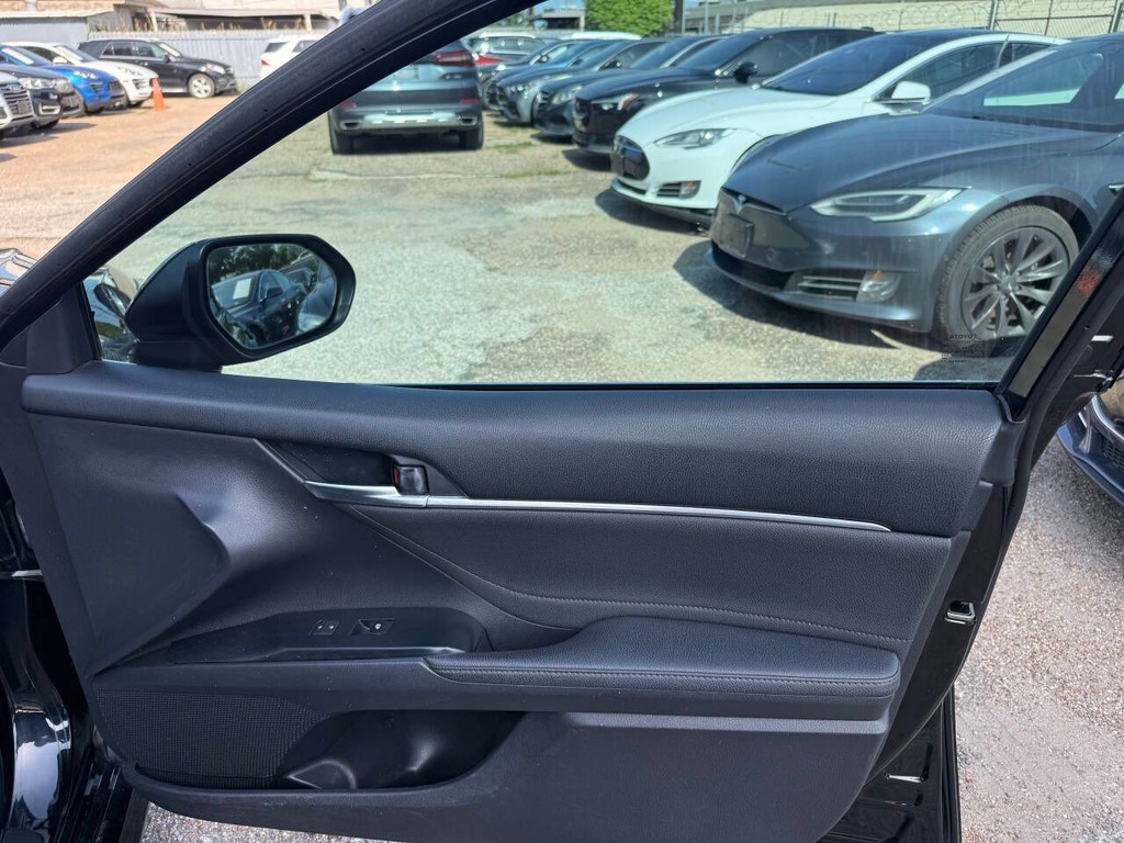 Toyota Camry Vehicle Full-screen Gallery Image 14