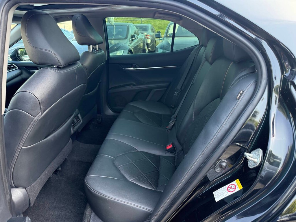 Toyota Camry Vehicle Full-screen Gallery Image 15