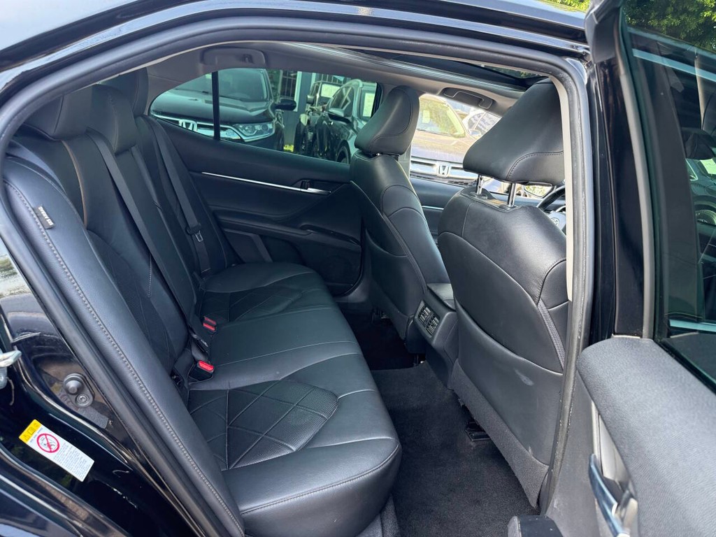 Toyota Camry Vehicle Full-screen Gallery Image 16