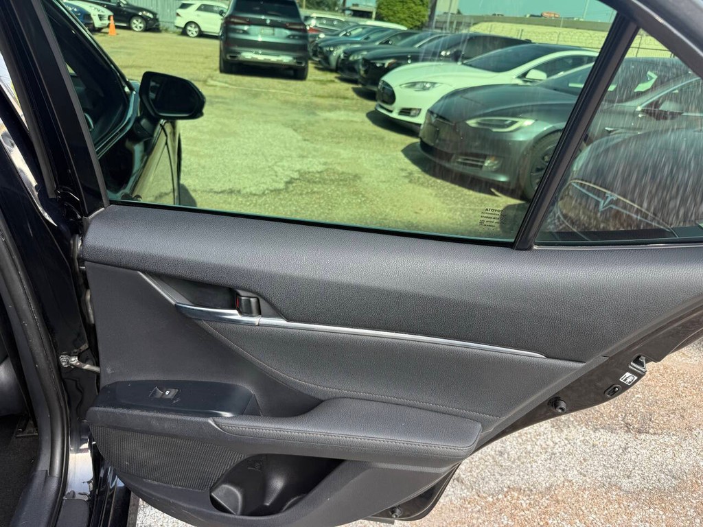 Toyota Camry Vehicle Full-screen Gallery Image 17