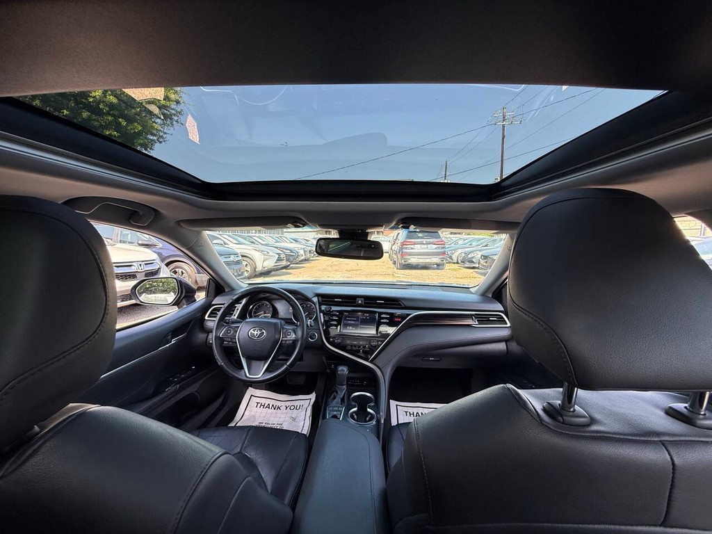 Toyota Camry Vehicle Full-screen Gallery Image 18