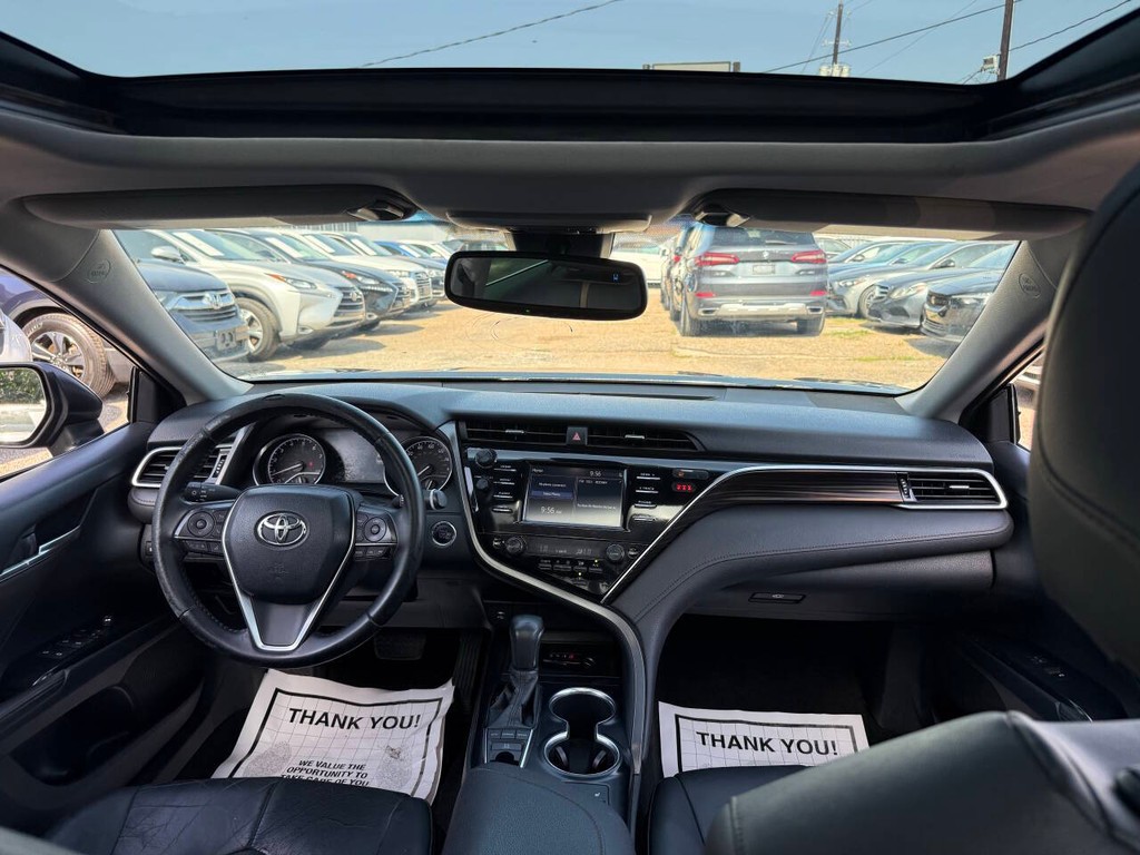 Toyota Camry Vehicle Full-screen Gallery Image 19