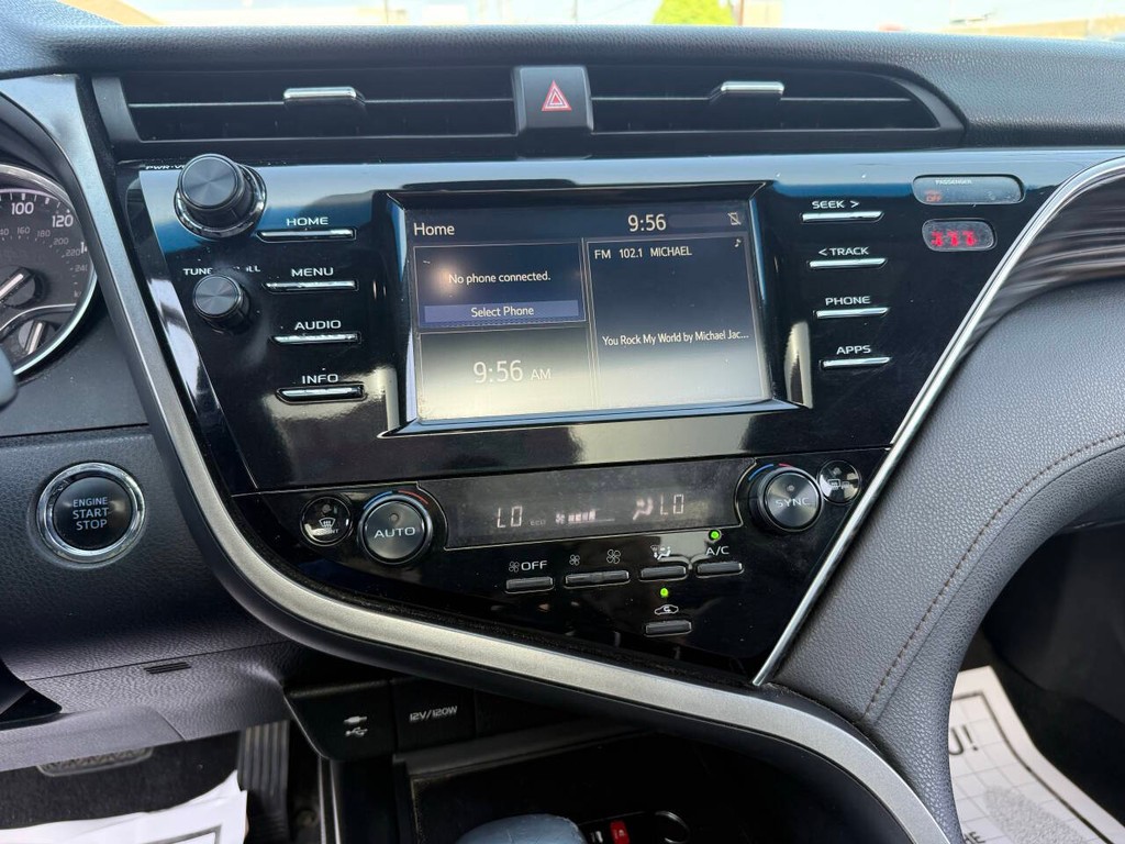 Toyota Camry Vehicle Full-screen Gallery Image 20