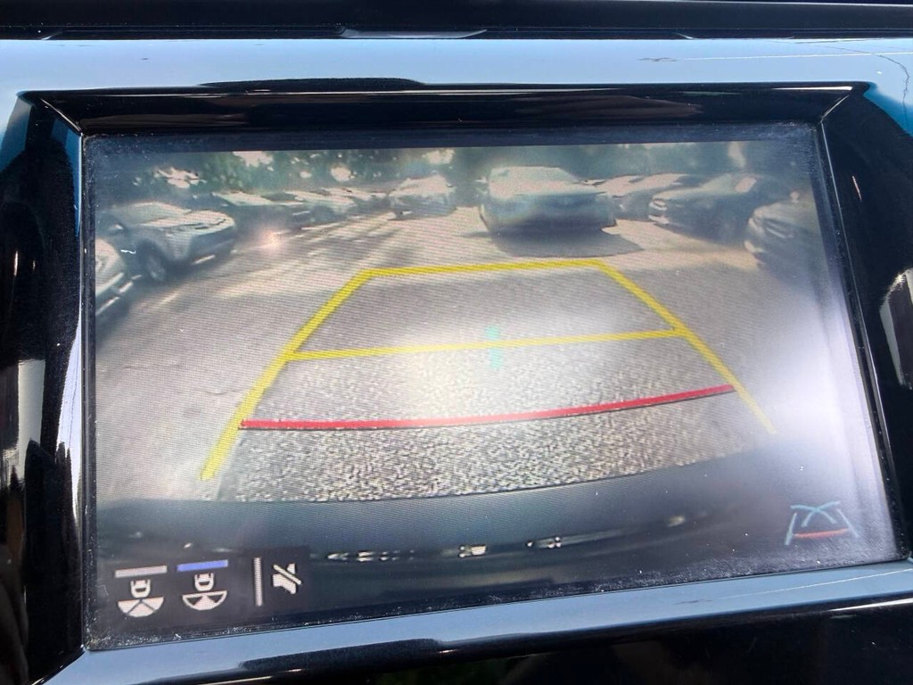 Toyota Camry Vehicle Full-screen Gallery Image 21