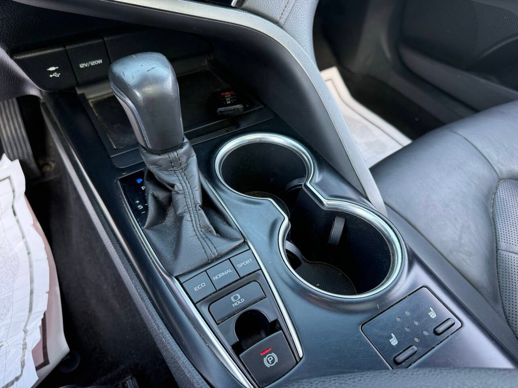 Toyota Camry Vehicle Full-screen Gallery Image 22