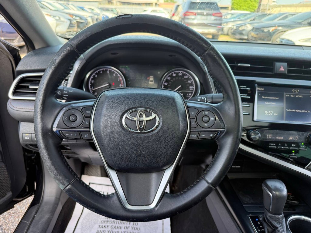 Toyota Camry Vehicle Full-screen Gallery Image 23