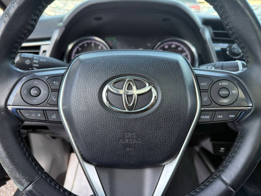 Toyota Camry Vehicle Full-screen Gallery Image 24