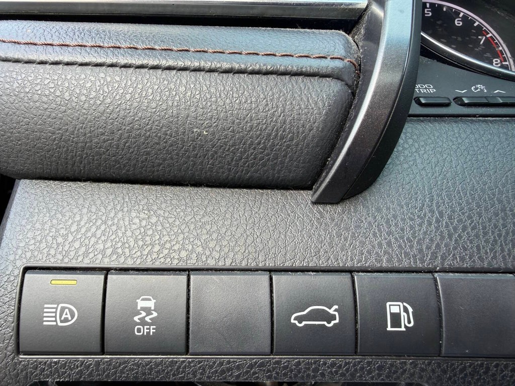 Toyota Camry Vehicle Full-screen Gallery Image 25