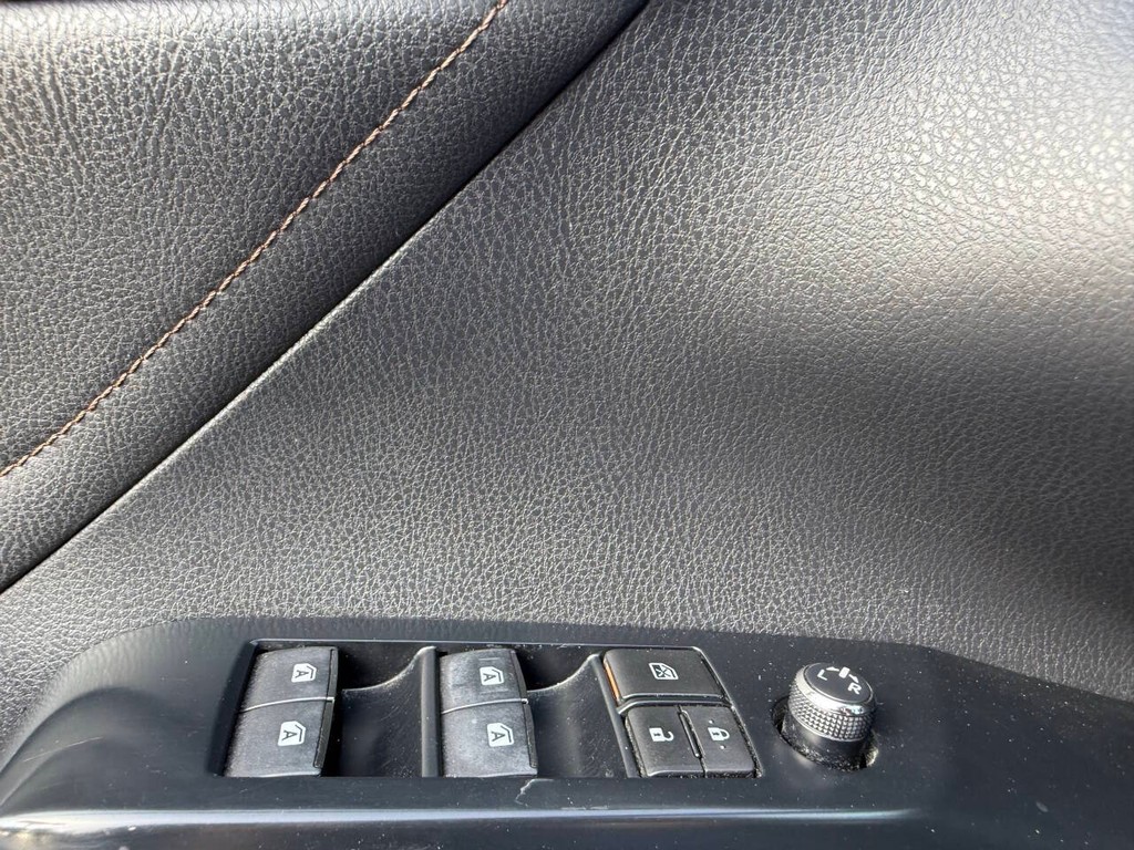 Toyota Camry Vehicle Full-screen Gallery Image 26