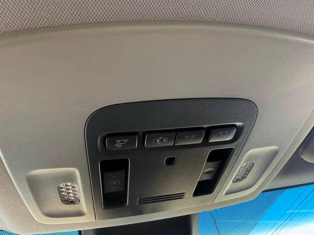 Toyota Camry Vehicle Full-screen Gallery Image 27