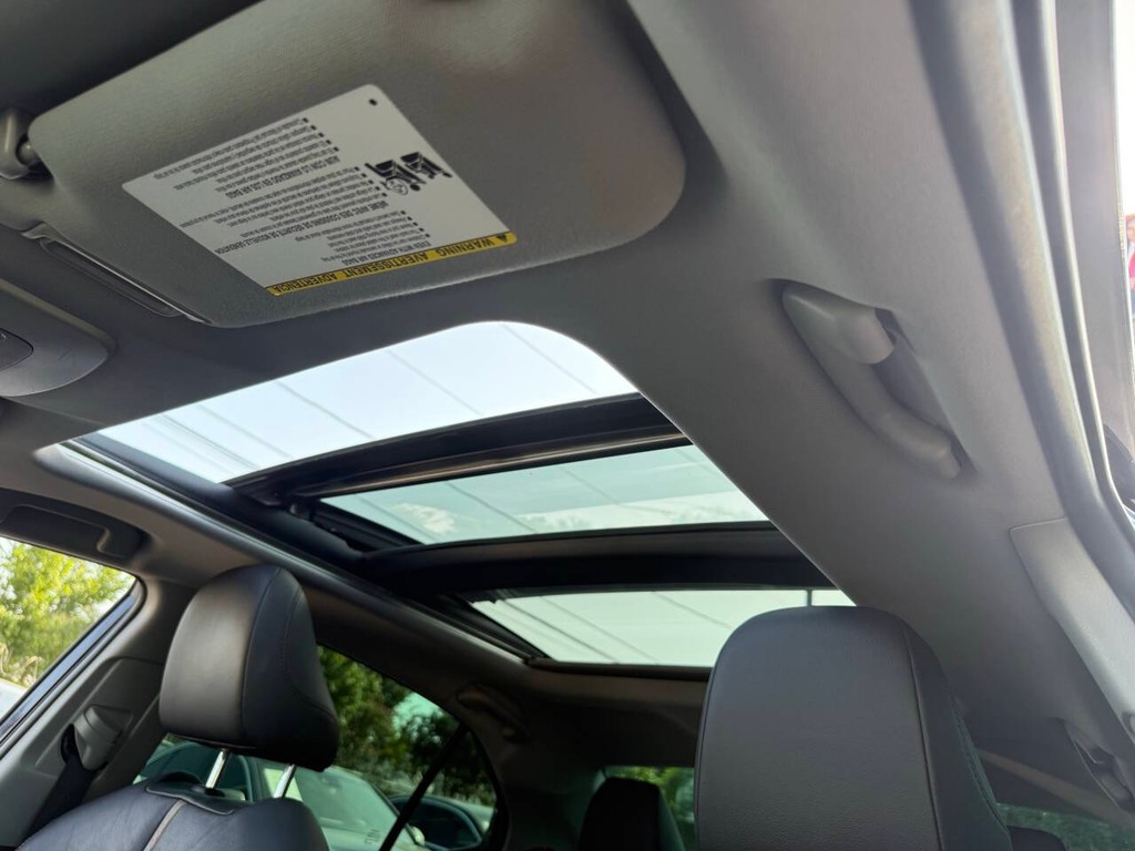 Toyota Camry Vehicle Full-screen Gallery Image 28
