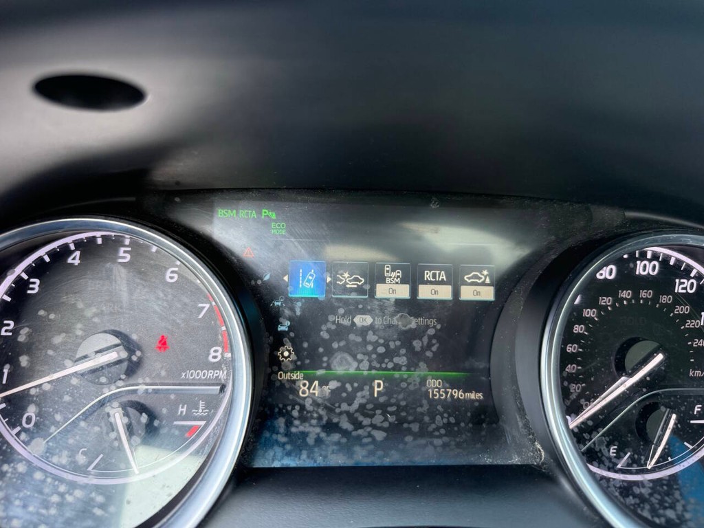 Toyota Camry Vehicle Full-screen Gallery Image 30