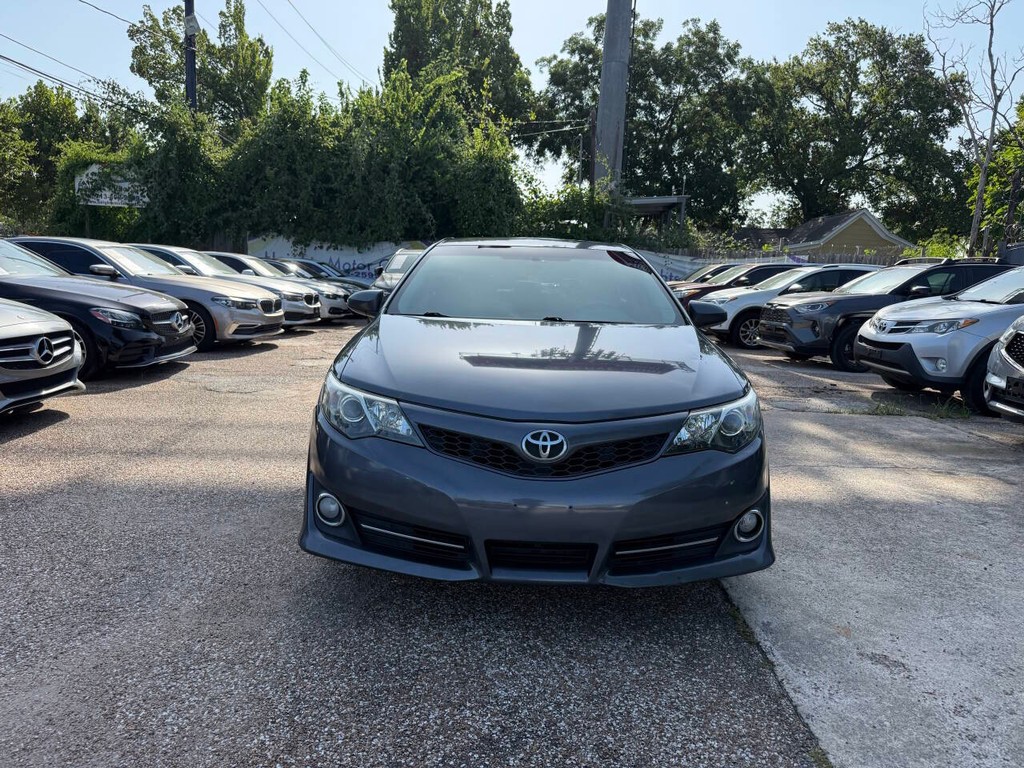 Toyota Camry Vehicle Full-screen Gallery Image 02