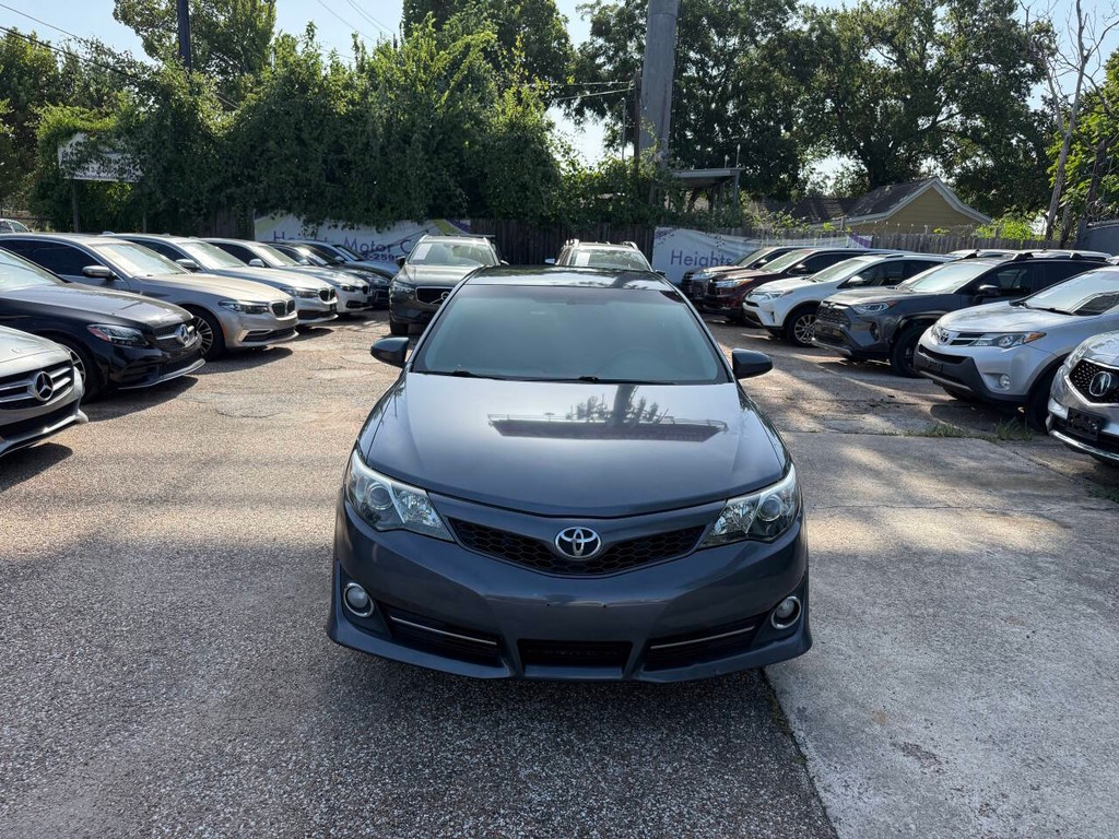 Toyota Camry Vehicle Full-screen Gallery Image 03