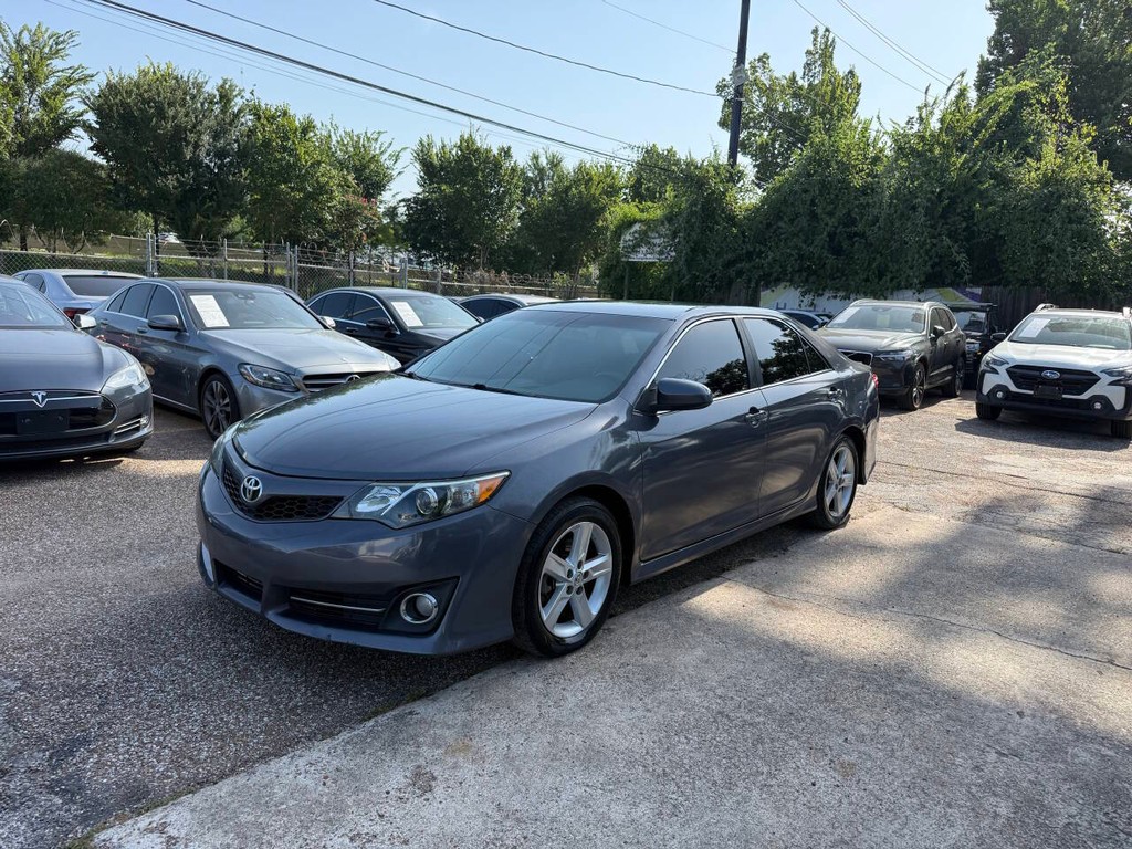 Toyota Camry Vehicle Full-screen Gallery Image 04