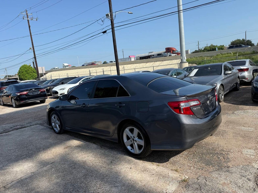 Toyota Camry Vehicle Full-screen Gallery Image 05