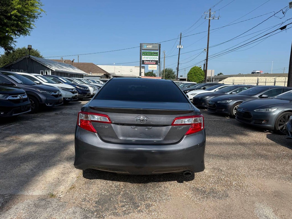 Toyota Camry Vehicle Full-screen Gallery Image 06