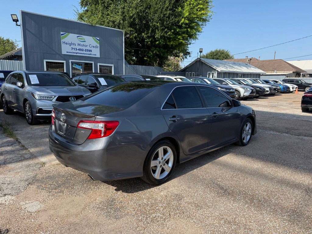Toyota Camry Vehicle Full-screen Gallery Image 07