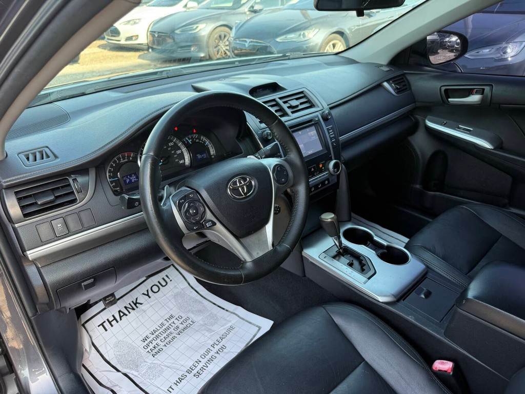 Toyota Camry Vehicle Full-screen Gallery Image 08