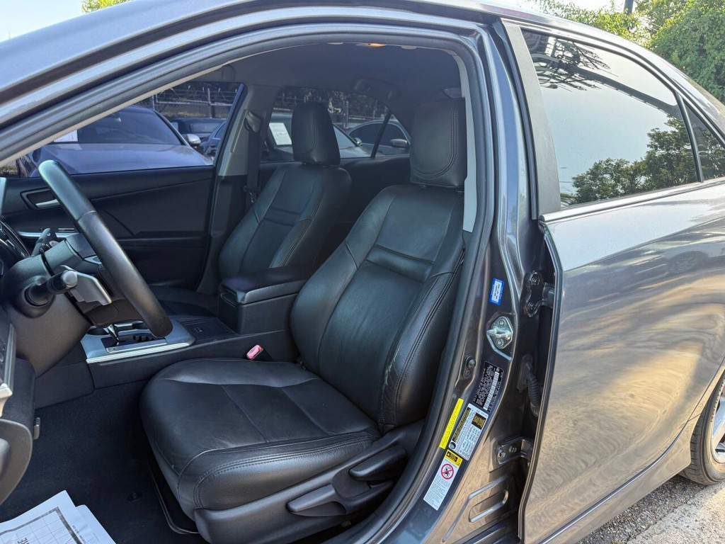 Toyota Camry Vehicle Full-screen Gallery Image 09