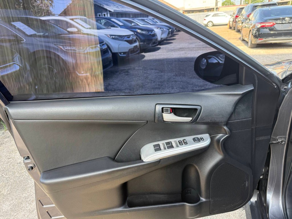 Toyota Camry Vehicle Full-screen Gallery Image 10