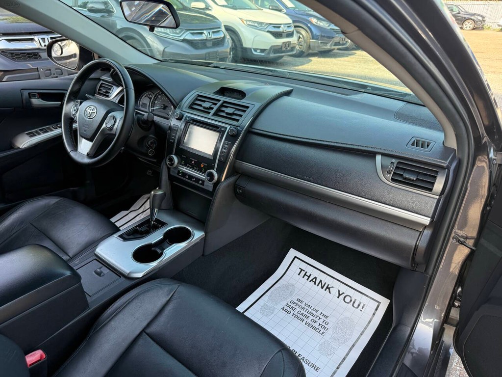 Toyota Camry Vehicle Full-screen Gallery Image 11