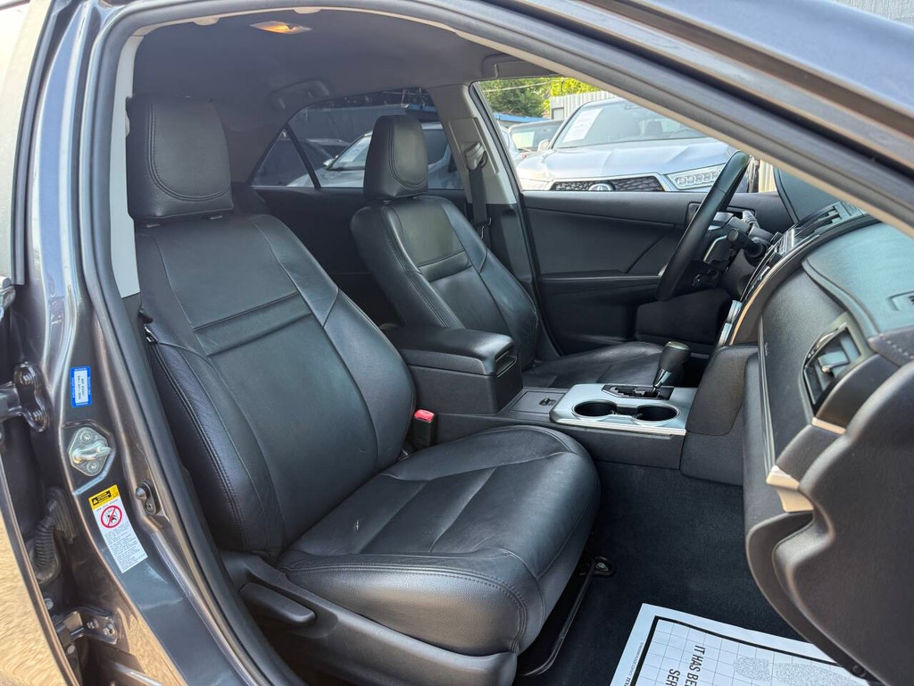 Toyota Camry Vehicle Full-screen Gallery Image 12