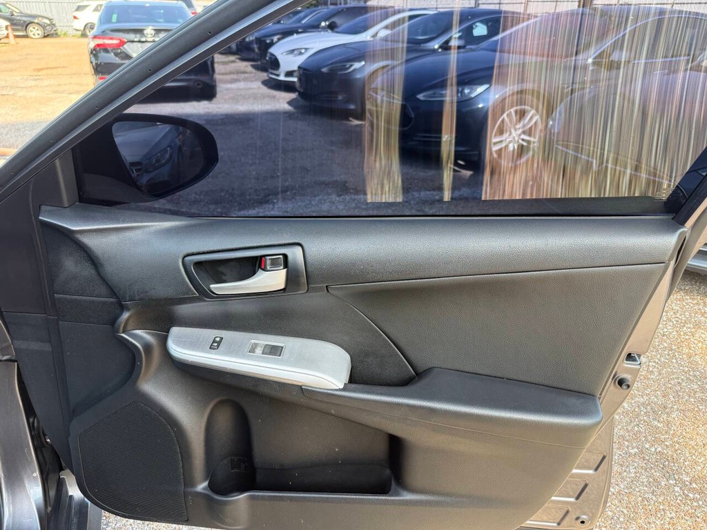 Toyota Camry Vehicle Full-screen Gallery Image 13