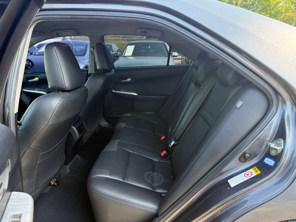 Toyota Camry Vehicle Full-screen Gallery Image 14