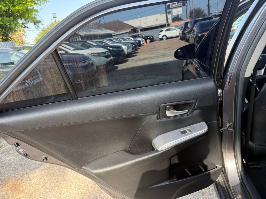 Toyota Camry Vehicle Full-screen Gallery Image 15