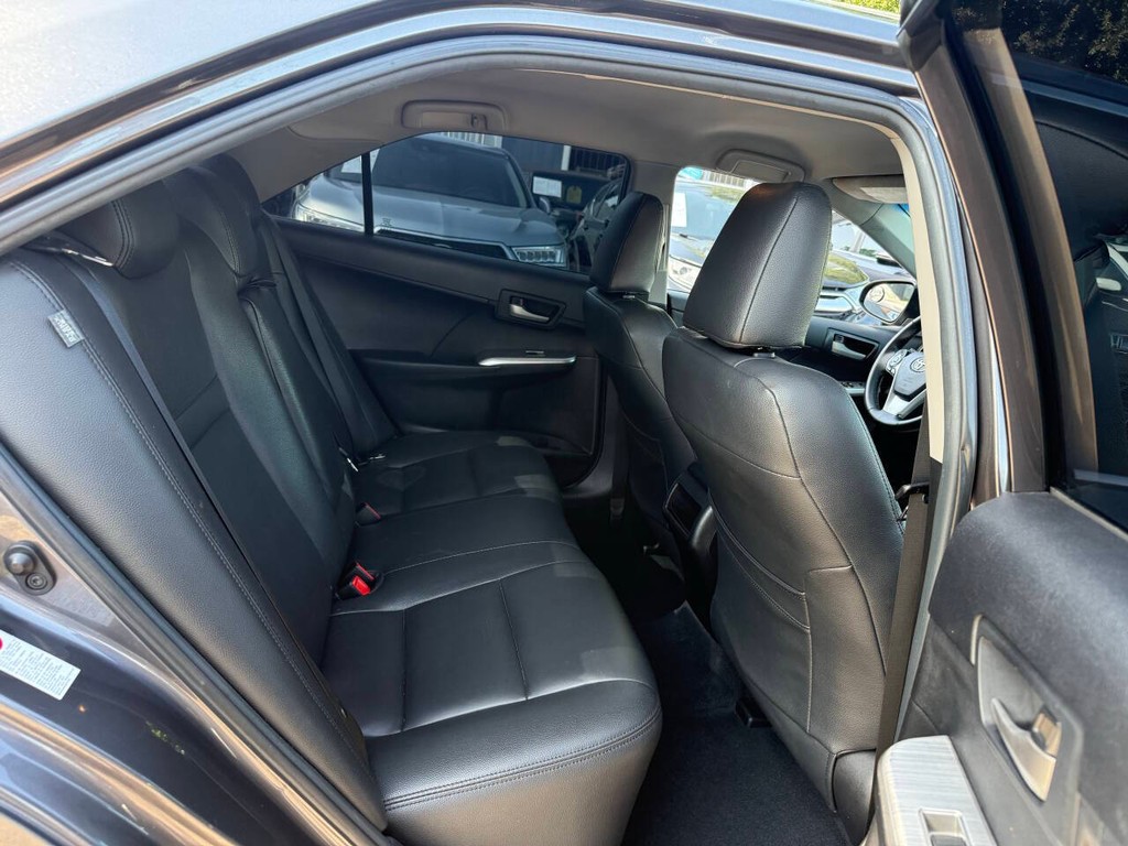 Toyota Camry Vehicle Full-screen Gallery Image 16
