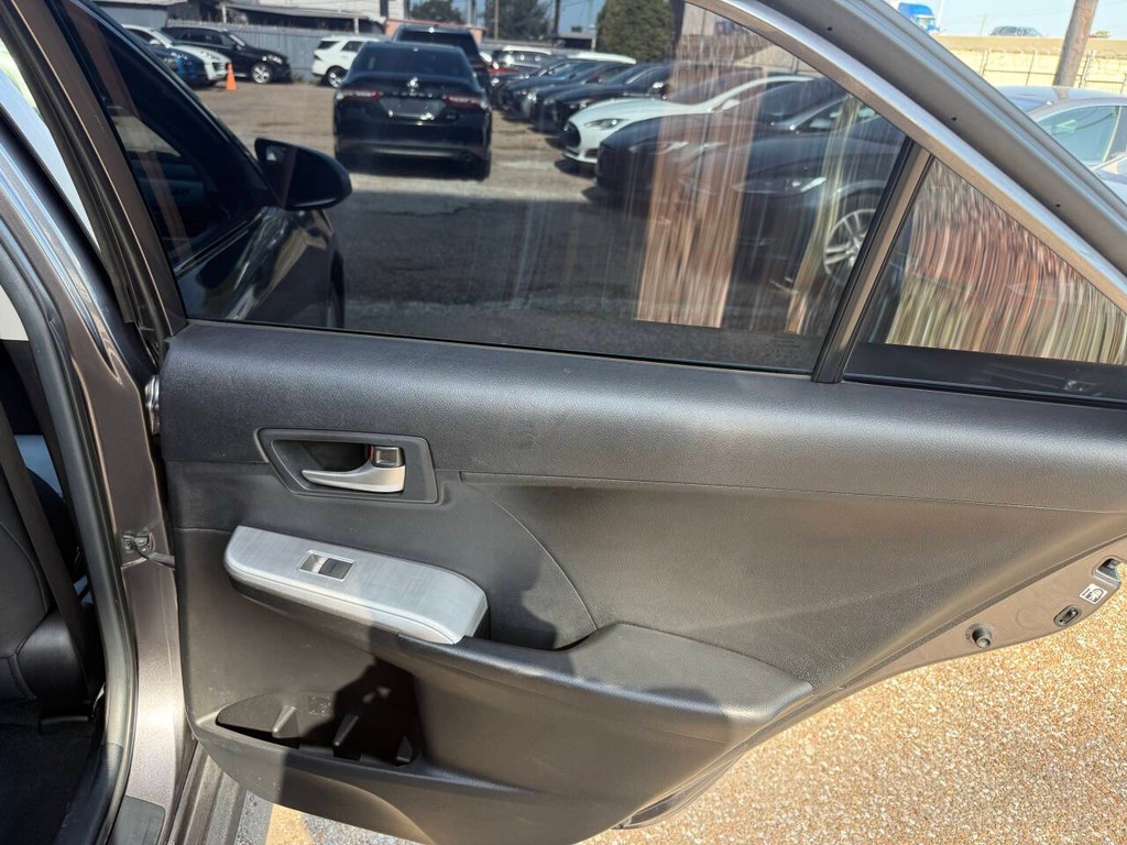 Toyota Camry Vehicle Full-screen Gallery Image 17