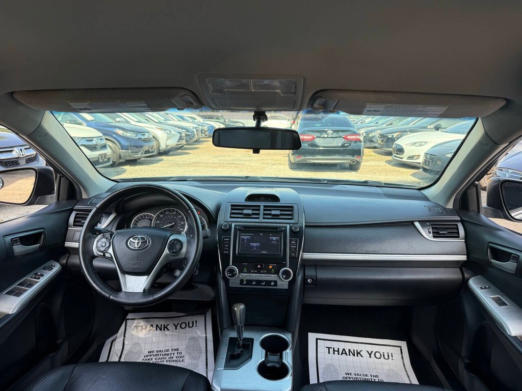 Toyota Camry Vehicle Full-screen Gallery Image 18