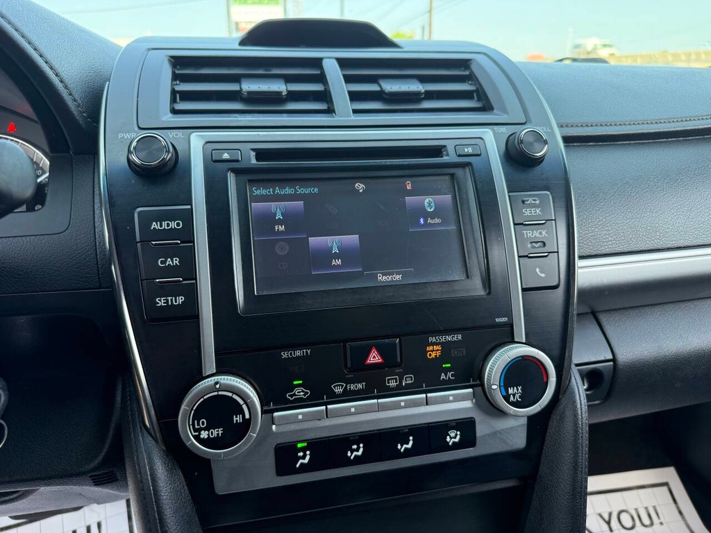 Toyota Camry Vehicle Full-screen Gallery Image 19