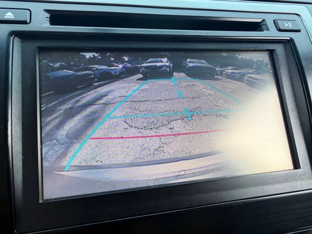 Toyota Camry Vehicle Full-screen Gallery Image 20