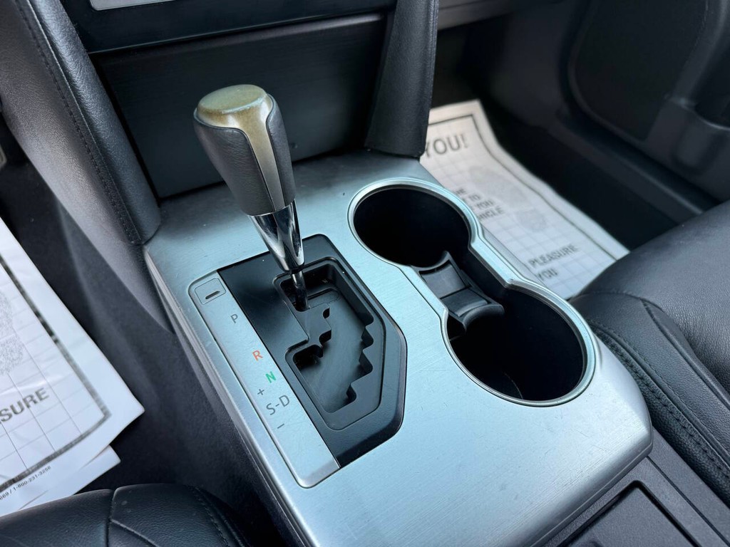 Toyota Camry Vehicle Full-screen Gallery Image 21