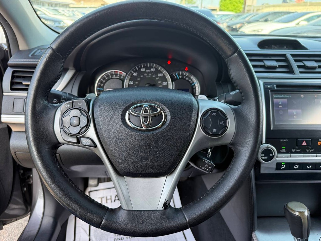 Toyota Camry Vehicle Full-screen Gallery Image 22