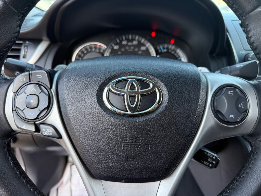 Toyota Camry Vehicle Full-screen Gallery Image 23