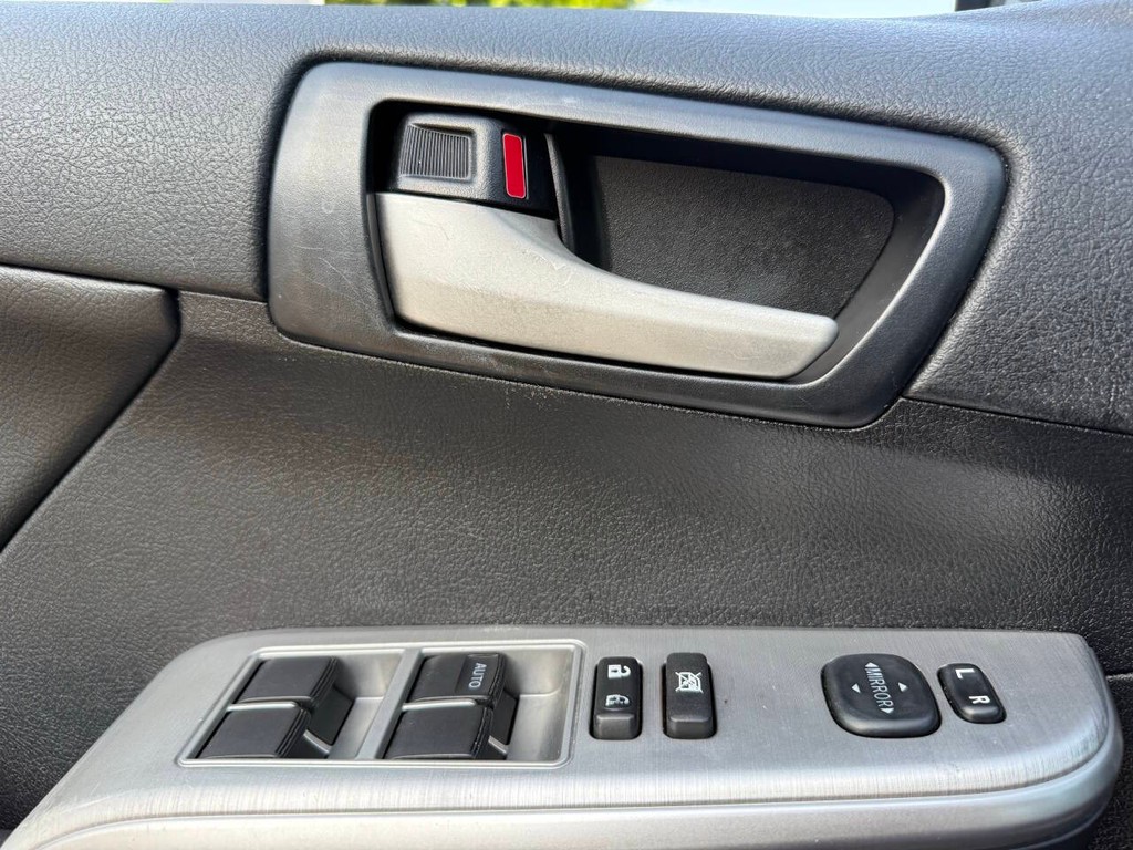 Toyota Camry Vehicle Full-screen Gallery Image 24