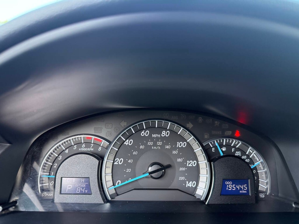 Toyota Camry Vehicle Full-screen Gallery Image 25