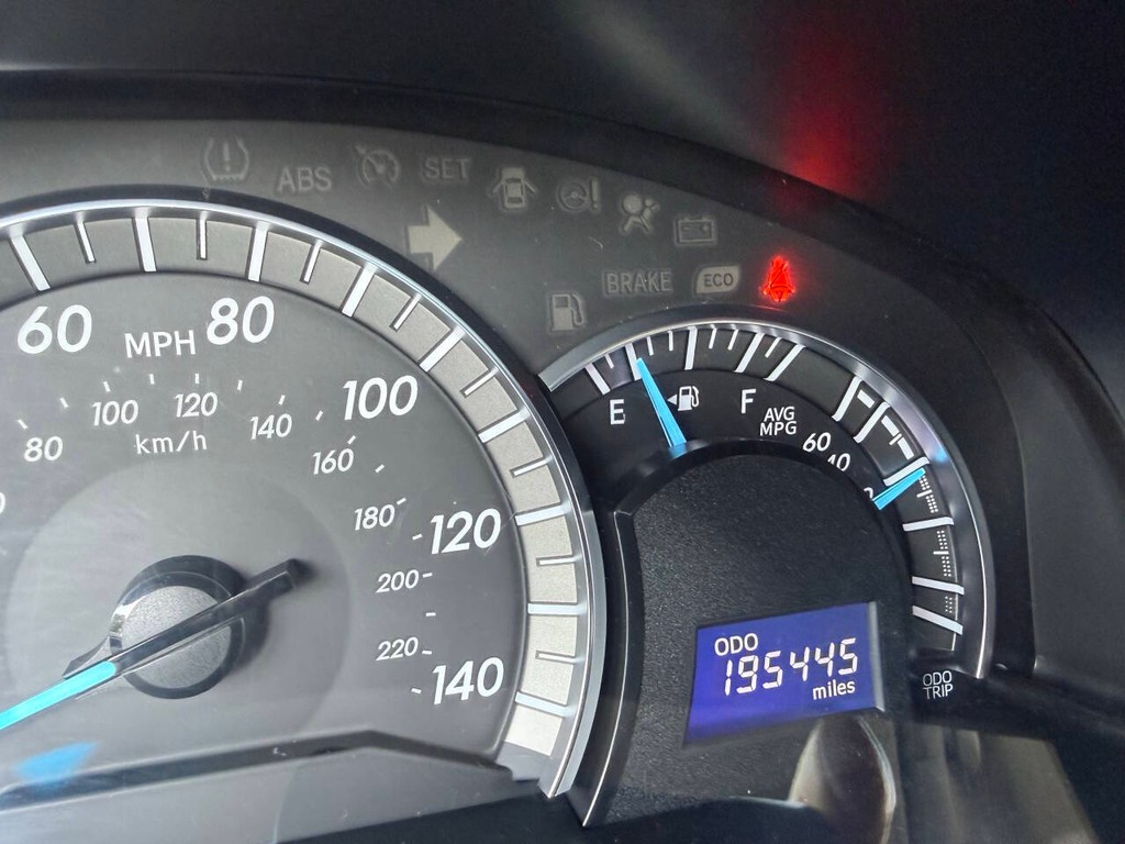 Toyota Camry Vehicle Full-screen Gallery Image 26