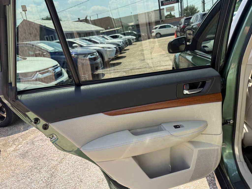 Subaru Outback Vehicle Full-screen Gallery Image 16