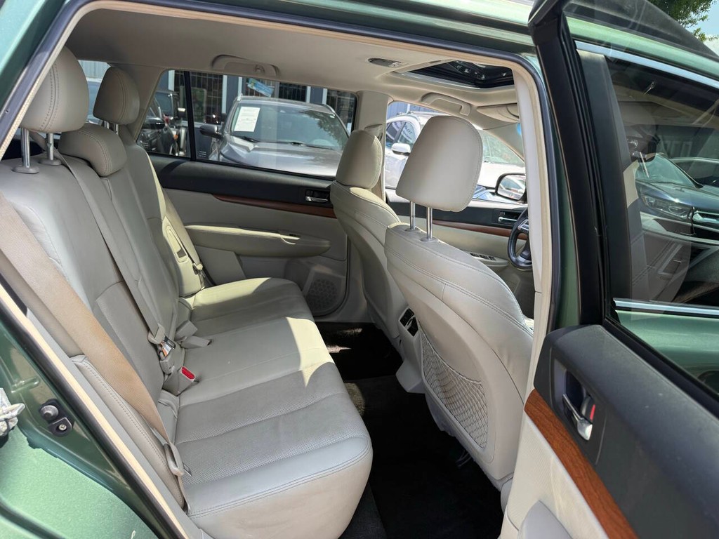 Subaru Outback Vehicle Full-screen Gallery Image 17