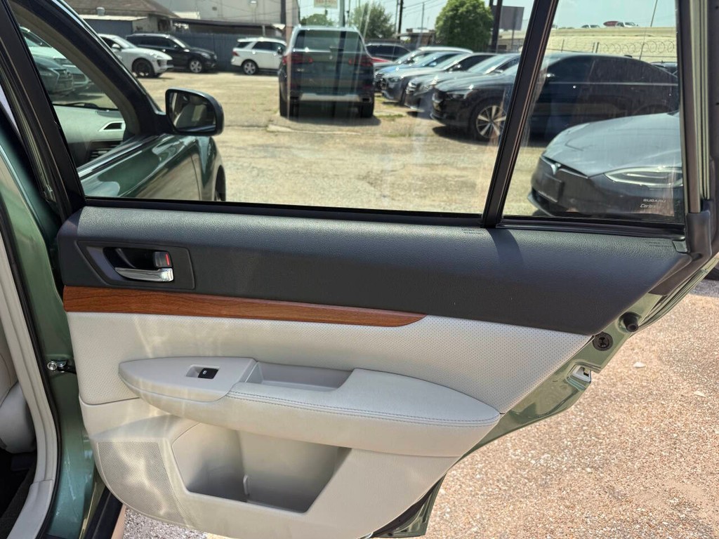 Subaru Outback Vehicle Full-screen Gallery Image 18