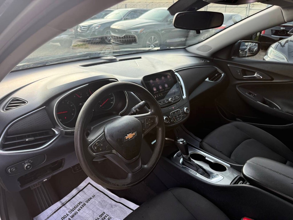 Chevrolet Malibu Vehicle Full-screen Gallery Image 09