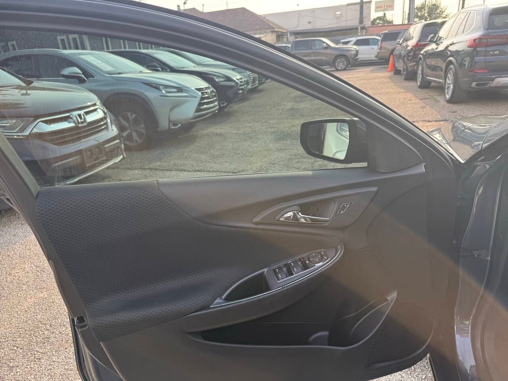 Chevrolet Malibu Vehicle Full-screen Gallery Image 11