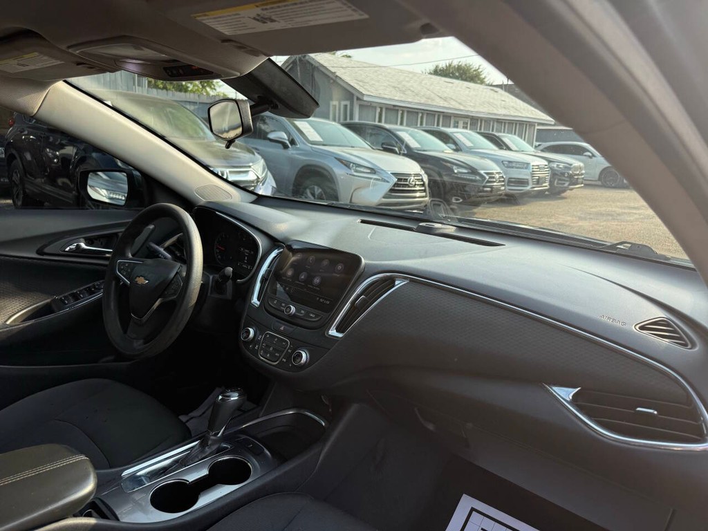 Chevrolet Malibu Vehicle Full-screen Gallery Image 12